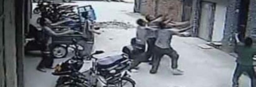 بالفيديو : إنقاذ طفلة سقطت من الطابق الخامس