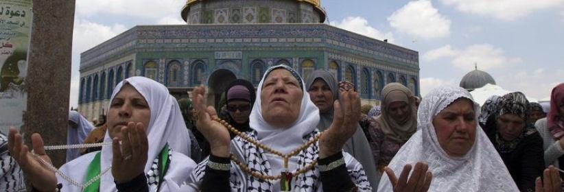 300 الف فلسطيني يـؤدون صلاة الجمعة الثانية من رمضان في المسجد الاقصى