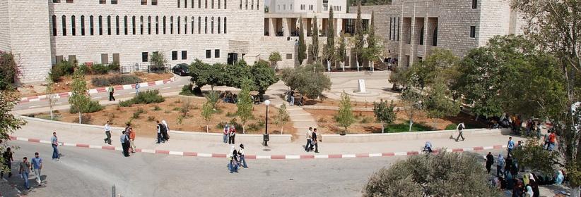 طلبة بيرزيت يطالبون ادارة الجامعة بالعدول عن قرار رفع الأقساط