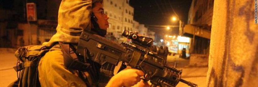 حملة اعتقالات في الضفة وضبط سلاح صيد بالخليل على إثر مقتل جندي