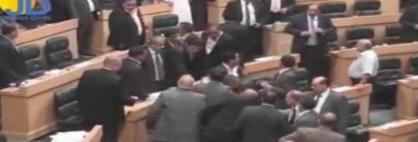 بالفيديو : عراك بالأحذية والأحزمة في البرلمان الأردني يرفع الجلسة