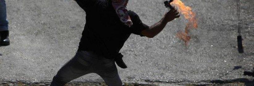 القاء زجاجات حارقة على حافلة للمستوطنين غرب رام الله