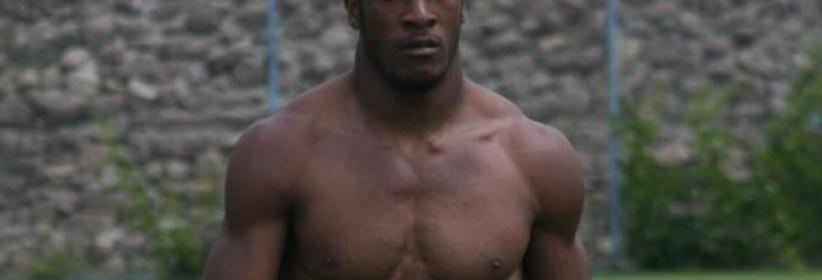 بالفيديو : لاعب يصاب بحالة هيستيرية من الضحك بعد طرده