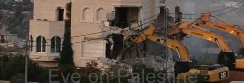بالصور : جرافات الاحتلال تهدم منزلا في بيت حنينا شمال القدس
