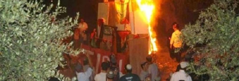 إسرائيليون يحرقون كوفيات فلسطينية أمام 