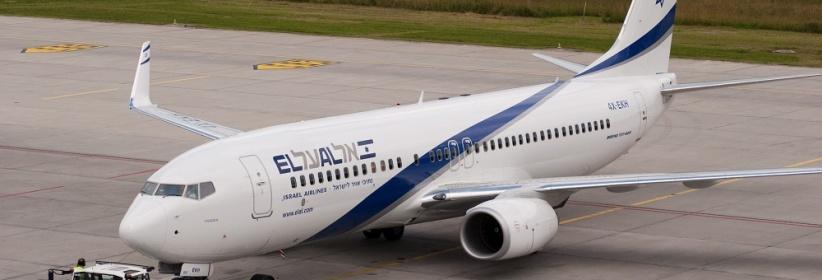 عربة تقتحم حجرة قيادة طائرة اسرائيلية أثناء هبوطها