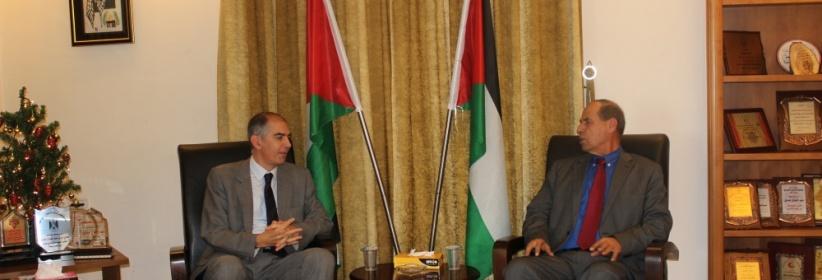 محافظ بيت لحم يستقبل القنصل الفرنسي لبحث الاستعدادات للاعياد المجيدة