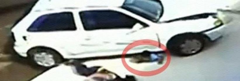 بالفيديو : الموت نفسه قد يستغرب نجاة هذا الطفل من أغرب حادث