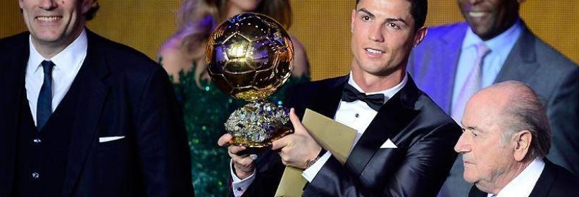 بالصور : كرستيانو رونالدو يفوز بالكرة الذهبية كأفضل ﻻعب للعام 2013