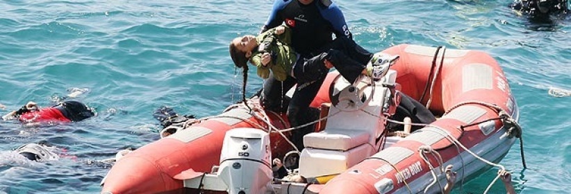 انقلاب قارب مهاجرين أمام جزيرة يونانية وفقدان 12 مهاجرا