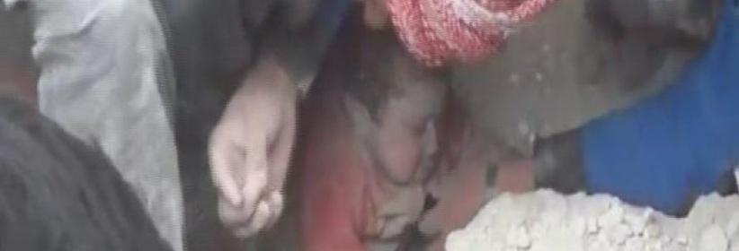 بالفيديو : طفلة سورية تخرج حية من تحت أنقاض مبنى سوي بالأرض