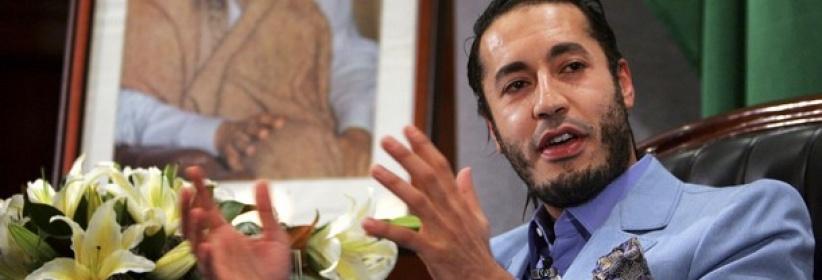 صور الساعدي القذافي يقصون شعره في السجن الليبي