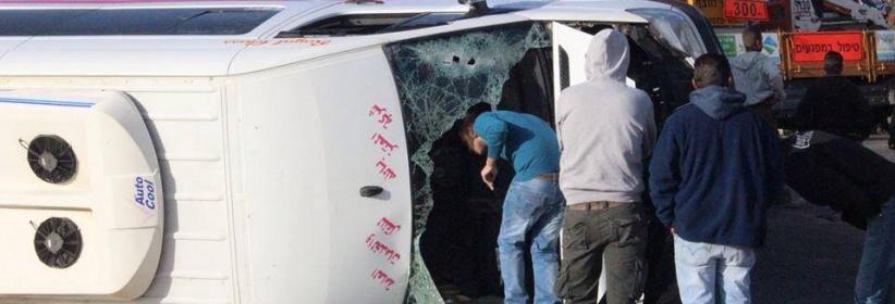 اصابة 26 مواطن في حادث سير وقع صباح اليوم على طريق الخليل بيت لحم ( صور )