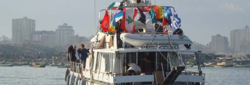 مجهولون يفجرون قاربا 