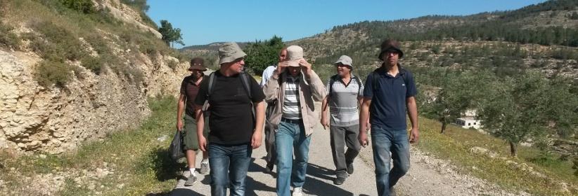 نشطاء:اسرائيل تخطط لاقامة جسر معلق في اراضي المخرور