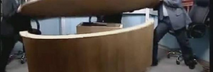 بالفيديو: مشاجرة حامية بين صحافيين مباشرة على الهواء