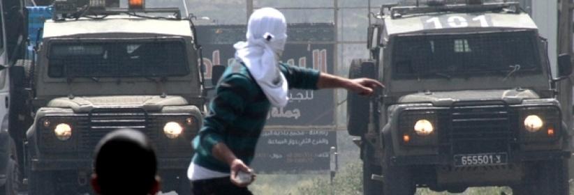 الحملة مستمرة بالخليل.. اعتقال 12 مواطنا وسرقة منزلين وجمعيات