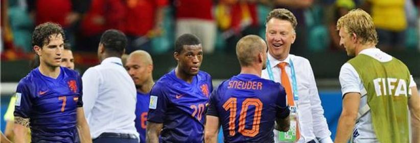 هولندا تستبيح اسبانيا 