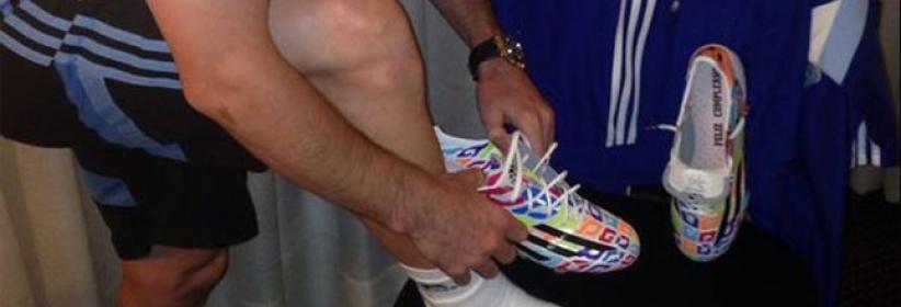 بمناسبة عيد ميلاده ميسي يرتدي حذاء غريبا