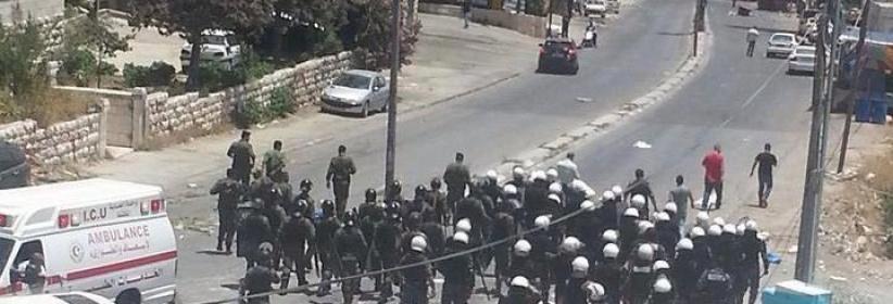 احتجاجات عنيفة على خلفية مقتل شاب من مخيم الأمعري