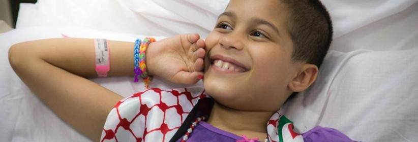 بالصور- محمد عساف يزور جرحى غزة في عمان