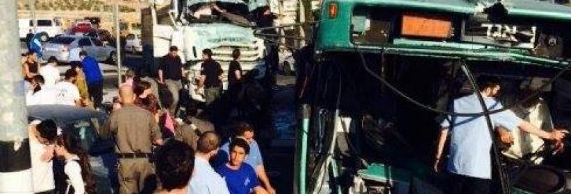 24 مصابا في حادث تصادم بين حافلة وشاحنة في القدس