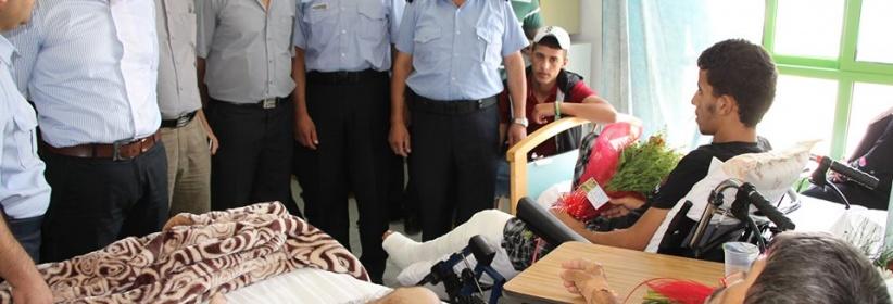 بالصور :- الشرطة وحركة فتح تطمئنان على جرحى العدوان الإسرائيلي على قطاع غزة