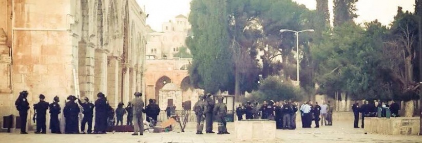 قوات الاحتلال تقتحم الاقصى وتهاجم المصلين وتخلي الساحات