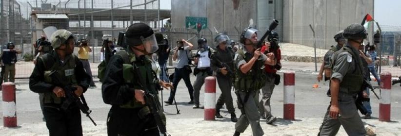 مستوطن يطلق النار بالقرب من حاجز حزما