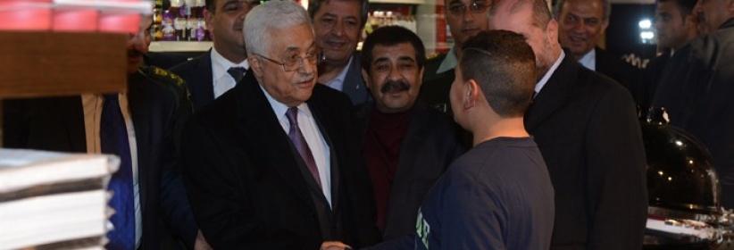 الرئيس عباس يتجول في رام الله ويتفقد أحوال المواطنين