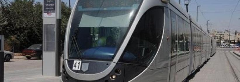 رشق القطار الخفيف بالحجارة في شعفاط