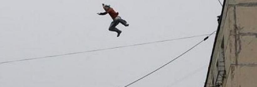 مواطن يلقي بنفسه من الدور الرابع والسبب هو ” أزمه البسطات ” بطولكرم