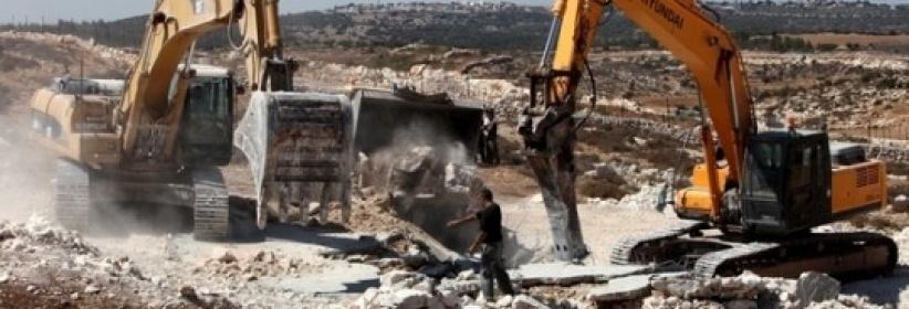 الاحتلال يخطر بهدم بئر في الكوم جنوب غرب الخليل