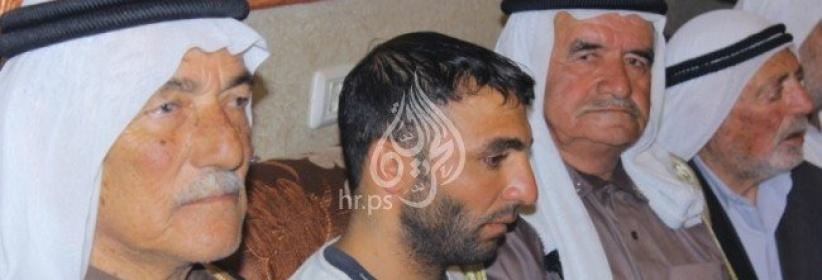 بالفيديو..بعد خطفه الساعة 6 صباحا.. عائلة أبو عيشه تسلم المختطف لديها لعائلة الجعبري في الخليل