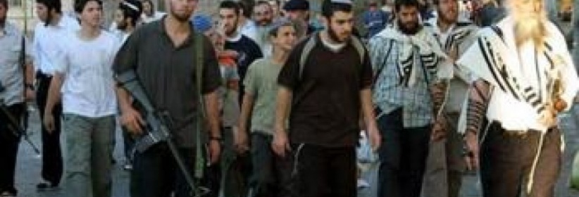 مستوطنون يعتدون على شاب بالقدس