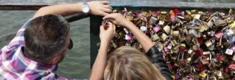 بلدية باريس تخلص جسر الفنون من 