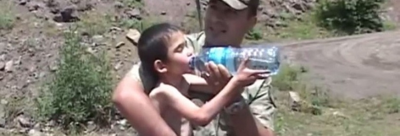 العثور على طفل تاه من والديه في غابات تركيا بعد 6 أيام من اختفائه (فيديو)