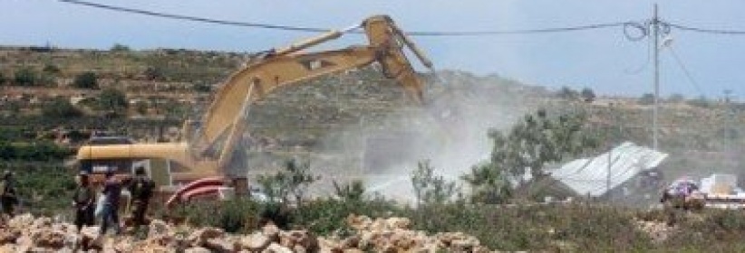 كيسان: الاحتلال يخطر بهدم غرفة زراعية وجدران استنادية