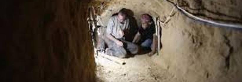 فقدان 7 عمال بانهيار نفق على حدود رفح