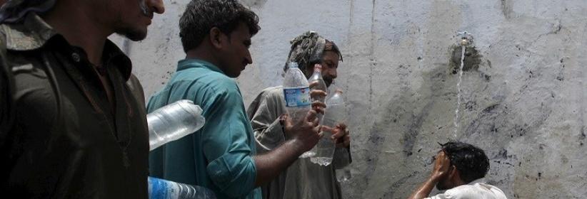 علماء دين في باكستان يحللون الإفطار بسبب موجة الحر