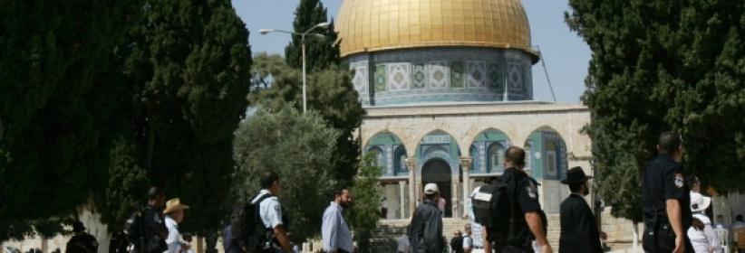 عشرات المستوطنين يقتحمون الأقصى بحراسة مشددة