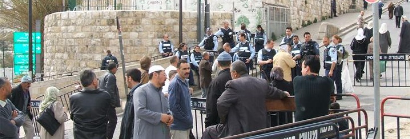 3 آليات لنقل الموطنين “بالحافلات ” من مدن الضفة الغربية الى ” المسجد الاقصى المبارك “