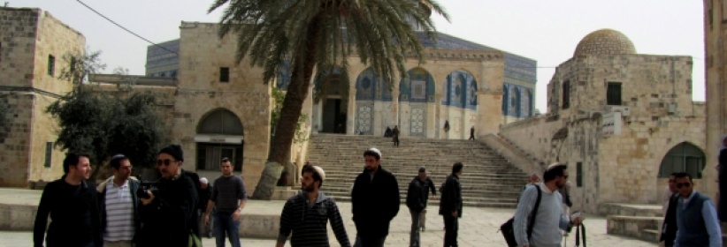 مستوطنون وضباط يقتحمون باحات الأقصى