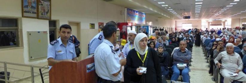 الاحتلال يمنع سفر 17 مواطنًا عبر معبر الكرامة