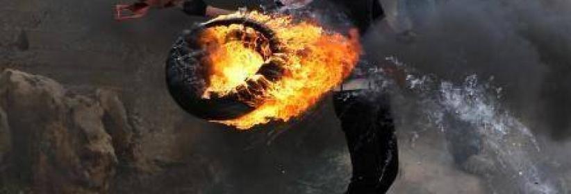 مواجهات في بيت امر بالخليل ليلاً