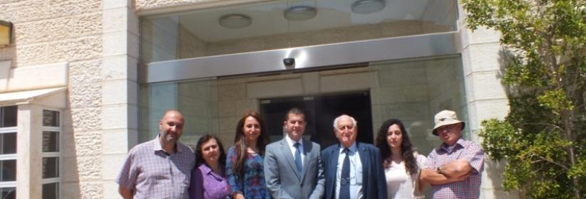 وفد من مؤسسة تطوير بيت لحم 2000 الفلسطينية في التشيلي يزور مركز بيت ساحور الطبي