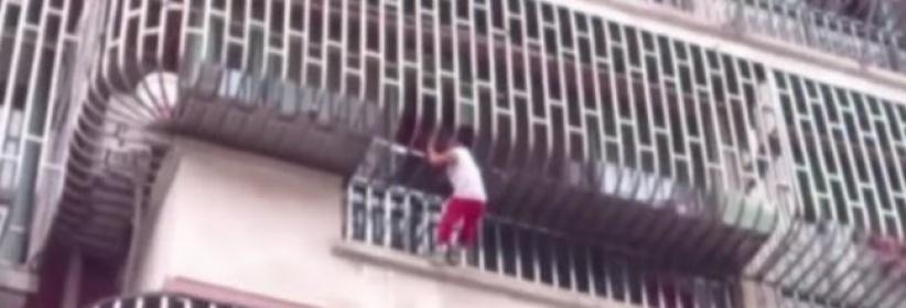 بالفيديو.. قضبان الشرفة انقذت طفلا من الموت