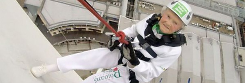 عجوز الـ101 عام تصبح أكبر ممارسة لرياضة الهبوط بالحبال