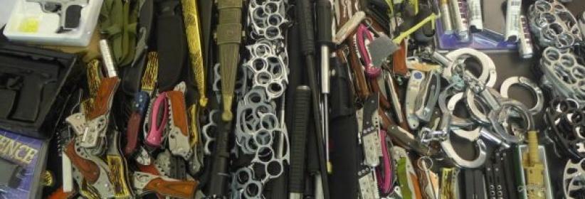 الشرطة تضبط أكثر من 300 قطعة من الأسلحة البيضاء والغاز المسيل للدموع في الخليل