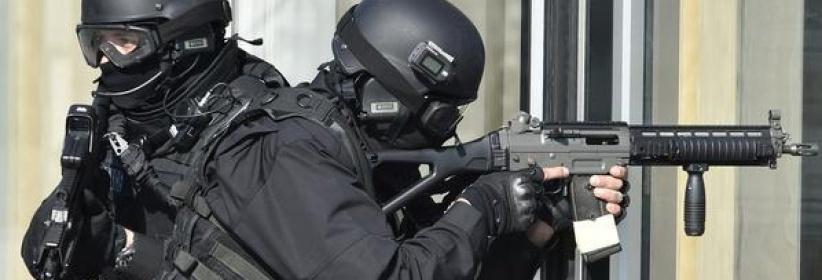 مسلحون يحتجزون موظفين بمتجر قرب باريس